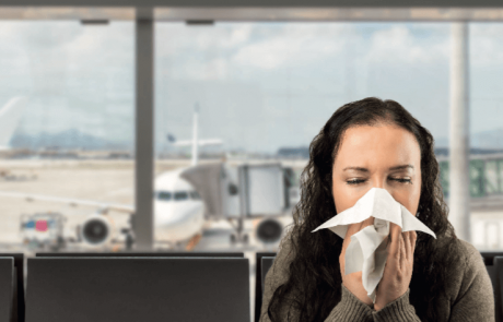 כיצד להישאר בריאים בטיסה גדושת החיידקים הבאה